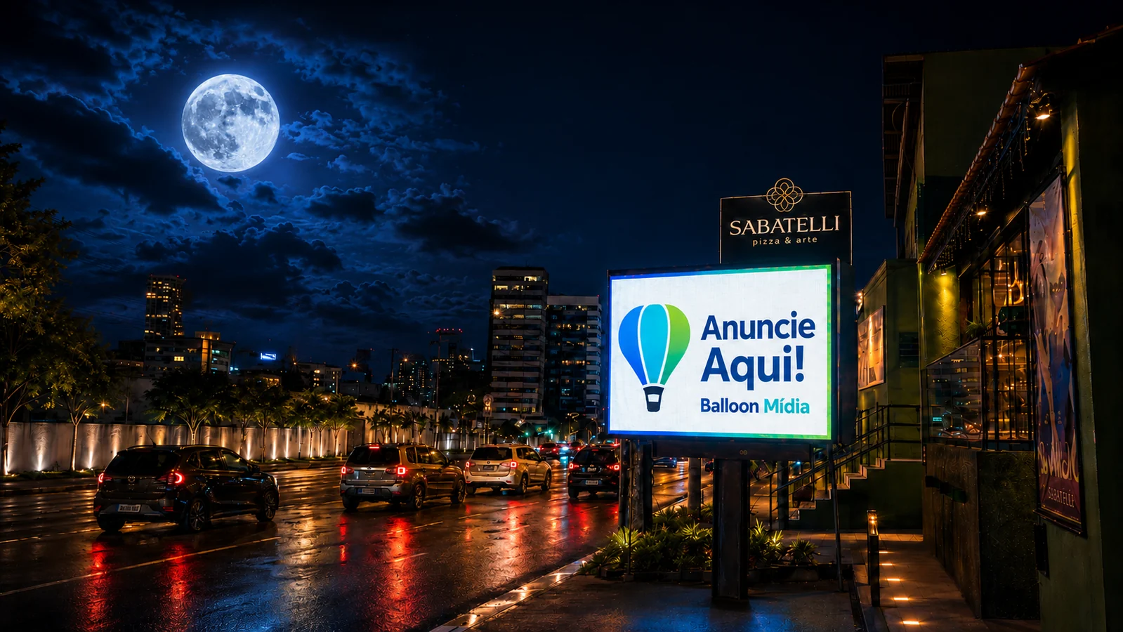 Painel Balloon Mídia iluminado em via urbana de Maceió à noite